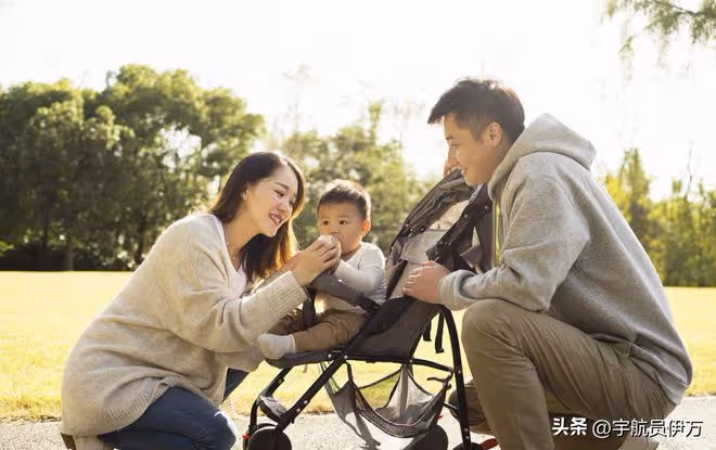 結婚當日婆婆逼我當眾下跪,丈夫硬氣怒懟母親