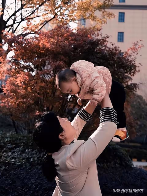 結婚當日婆婆逼我當眾下跪，丈夫硬氣怒懟母親