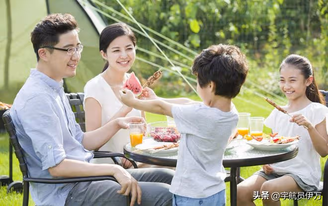 結婚當日婆婆逼我當眾下跪，丈夫硬氣怒懟母親