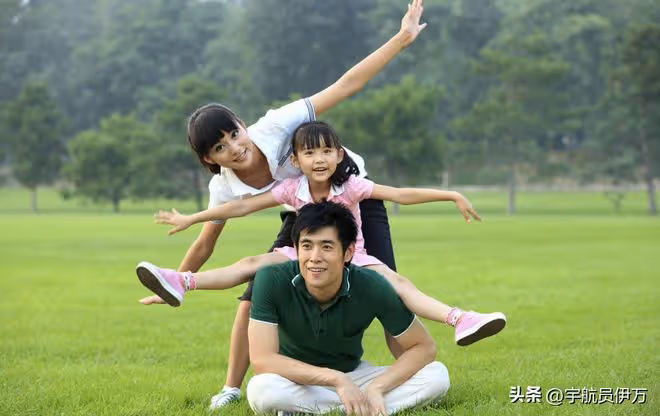 結婚當日婆婆逼我當眾下跪，丈夫硬氣怒懟母親