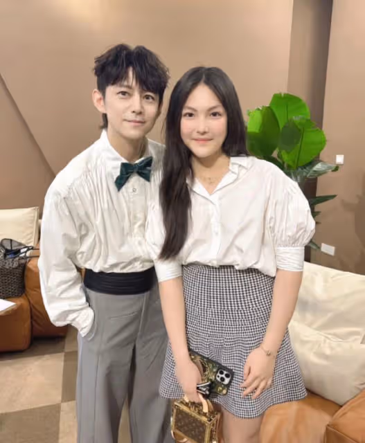 何炅王詩齡罕見同框合影,凍齡何炅與少女似同齡人,引發熱議