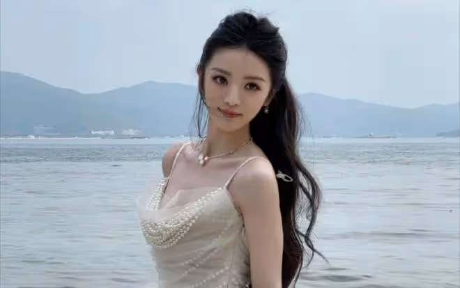 田曦薇紅毯亮相暴瘦如柴,身材變化大引關注,昔日甜美形象已不再