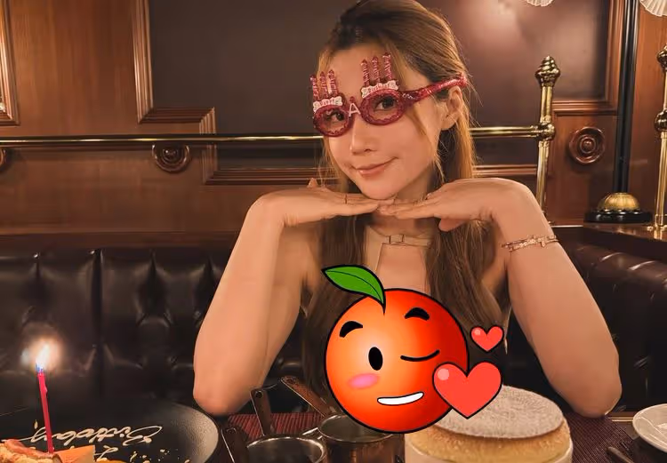 依依「E級巨乳」不藏了！火辣挖洞裝慶生　納豆好幸福
