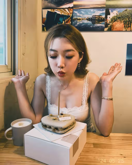 依依「E級巨乳」不藏了！火辣挖洞裝慶生　納豆好幸福