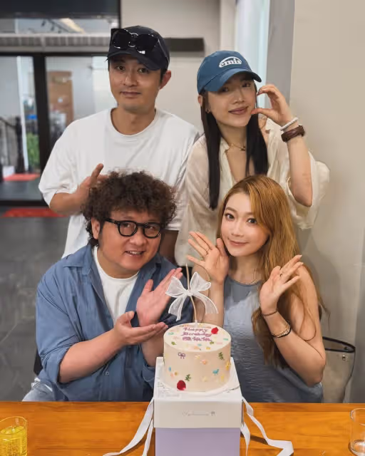 依依「E級巨乳」不藏了！火辣挖洞裝慶生　納豆好幸福