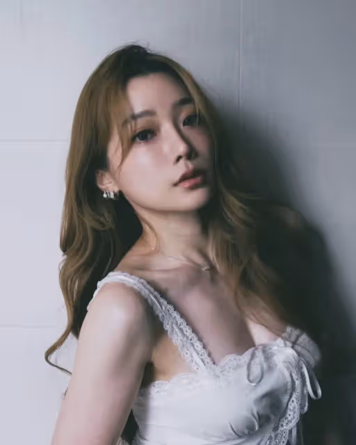依依「E級巨乳」不藏了！火辣挖洞裝慶生　納豆好幸福