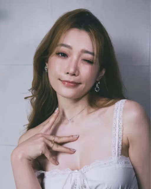 依依「E級巨乳」不藏了！火辣挖洞裝慶生　納豆好幸福