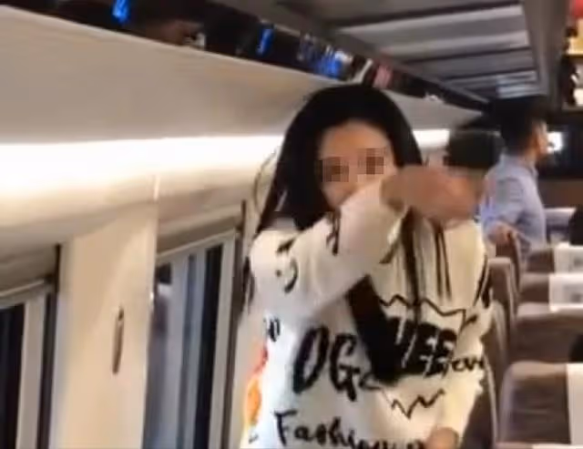 回顧湖北年輕女子在高鐵上耍瘋,當眾表演脫衣服劈叉,被警方帶走
