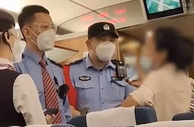 回顧湖北年輕女子在高鐵上耍瘋,當眾表演脫衣服劈叉,被警方帶走