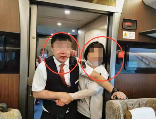 回顧湖北年輕女子在高鐵上耍瘋,當眾表演脫衣服劈叉,被警方帶走