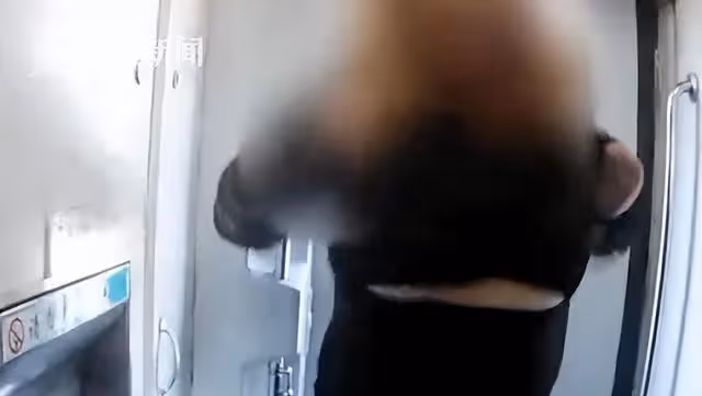 回顧湖北年輕女子在高鐵上耍瘋,當眾表演脫衣服劈叉,被警方帶走