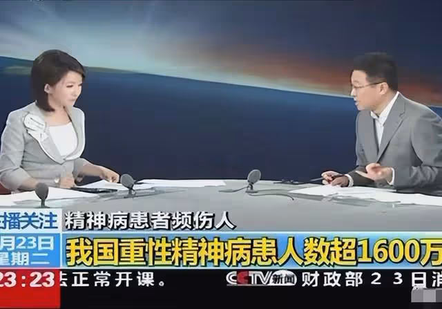 回顧湖北年輕女子在高鐵上耍瘋,當眾表演脫衣服劈叉,被警方帶走