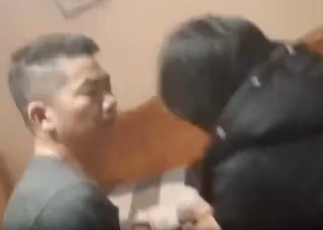 回顧丈夫頻繁出軌前妻,現任妻子惱羞成怒,丈夫:懷念過去的日子