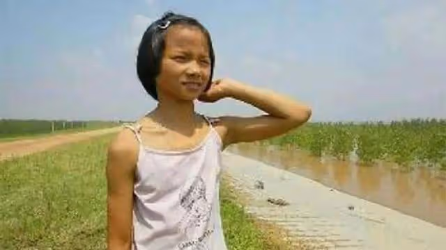 98年特大洪水,7歲女孩緊抱大樹9小時獲救,如今她的工作令人自豪
