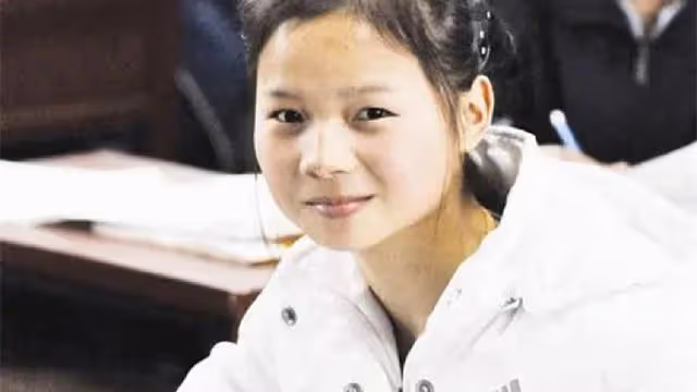 98年特大洪水,7歲女孩緊抱大樹9小時獲救,如今她的工作令人自豪