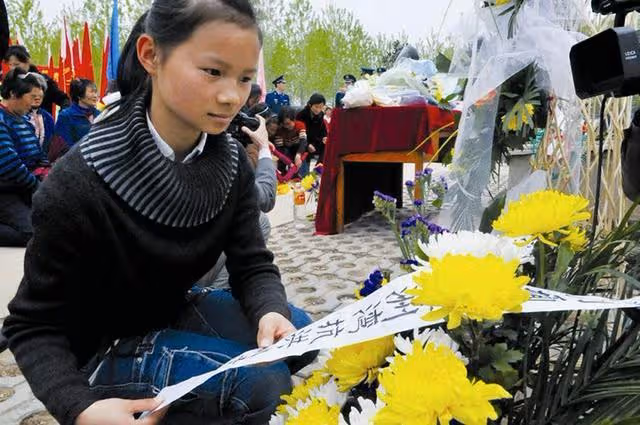 98年特大洪水,7歲女孩緊抱大樹9小時獲救,如今她的工作令人自豪