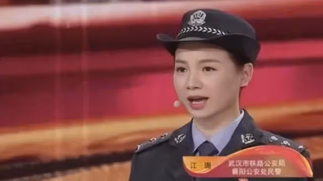 98年特大洪水,7歲女孩緊抱大樹9小時獲救,如今她的工作令人自豪