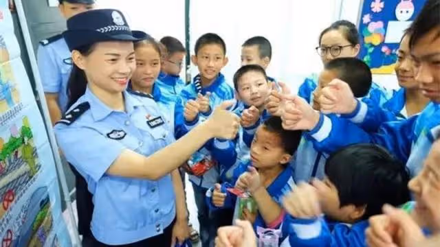 98年特大洪水,7歲女孩緊抱大樹9小時獲救,如今她的工作令人自豪
