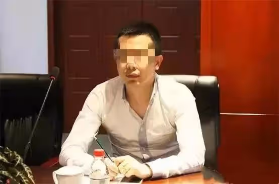 回顧13歲被路人侵犯，大學被同性包養，庭審現場：都是父母毀了我