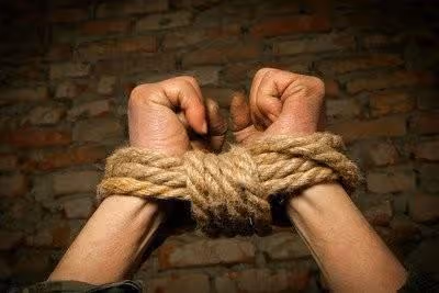 回顧13歲被路人侵犯,大學被同性包養,庭審現場:都是父母毀了我