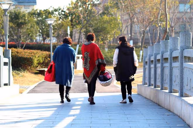 人過五十我才發現,孩子生得早和晚,間接影響著後半生的生活質量