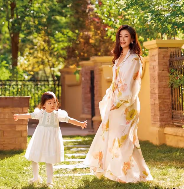 朱珠六一帶女兒拍雜誌，母女呈現招牌式梨渦笑，2歲王珠寶很可愛