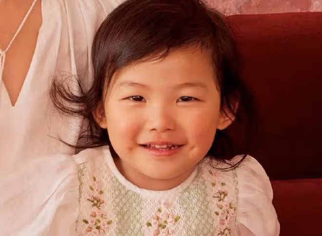 朱珠六一帶女兒拍雜誌，母女呈現招牌式梨渦笑，2歲王珠寶很可愛