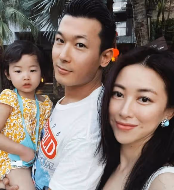 朱珠六一帶女兒拍雜誌，母女呈現招牌式梨渦笑，2歲王珠寶很可愛
