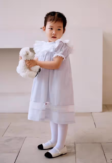 朱珠六一帶女兒拍雜誌，母女呈現招牌式梨渦笑，2歲王珠寶很可愛