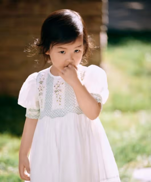朱珠六一帶女兒拍雜誌，母女呈現招牌式梨渦笑，2歲王珠寶很可愛