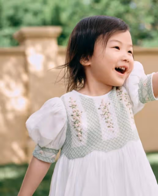 朱珠六一帶女兒拍雜誌，母女呈現招牌式梨渦笑，2歲王珠寶很可愛