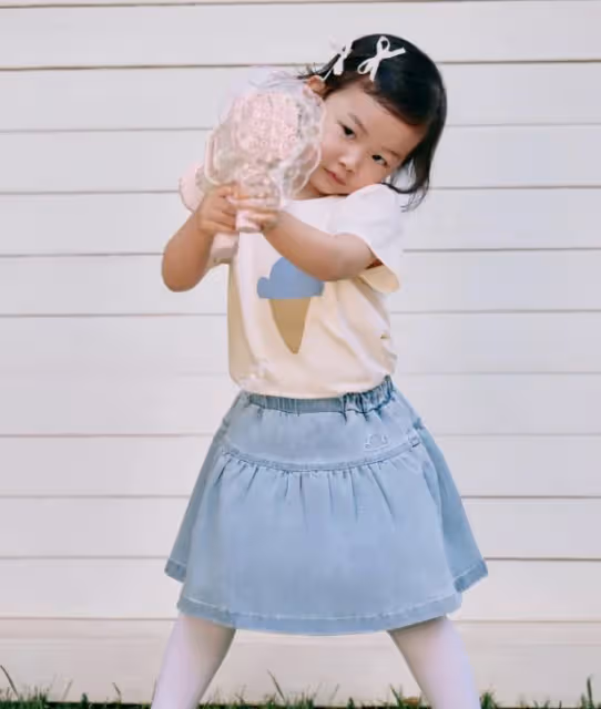 朱珠六一帶女兒拍雜誌，母女呈現招牌式梨渦笑，2歲王珠寶很可愛