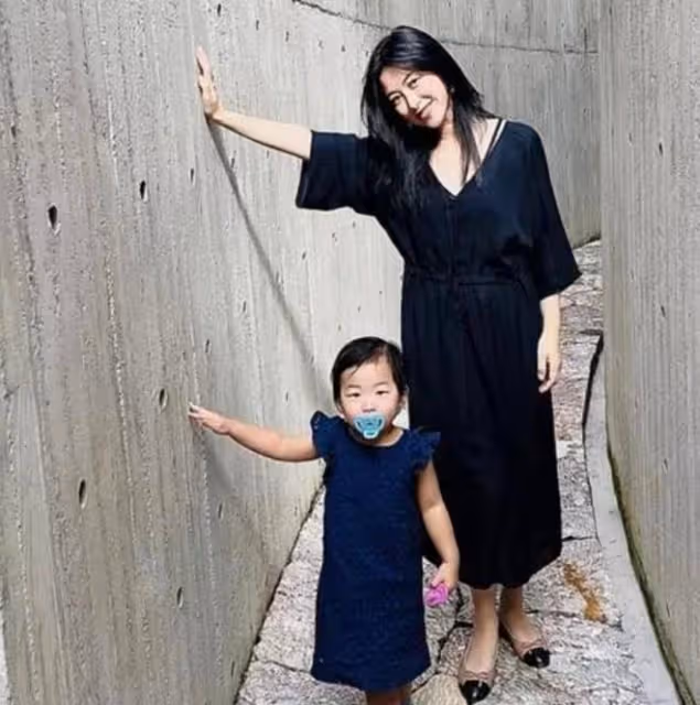 朱珠六一帶女兒拍雜誌，母女呈現招牌式梨渦笑，2歲王珠寶很可愛