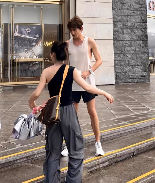 林更新在香港冒雨跑步，又高又瘦很自律，腿上有一塊淤青 ​​​