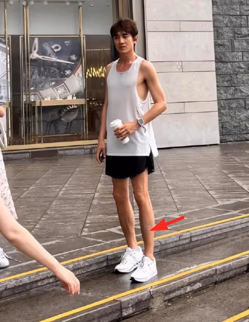 林更新在香港冒雨跑步，又高又瘦很自律，腿上有一塊淤青 ​​​
