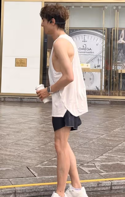 林更新在香港冒雨跑步，又高又瘦很自律，腿上有一塊淤青 ​​​