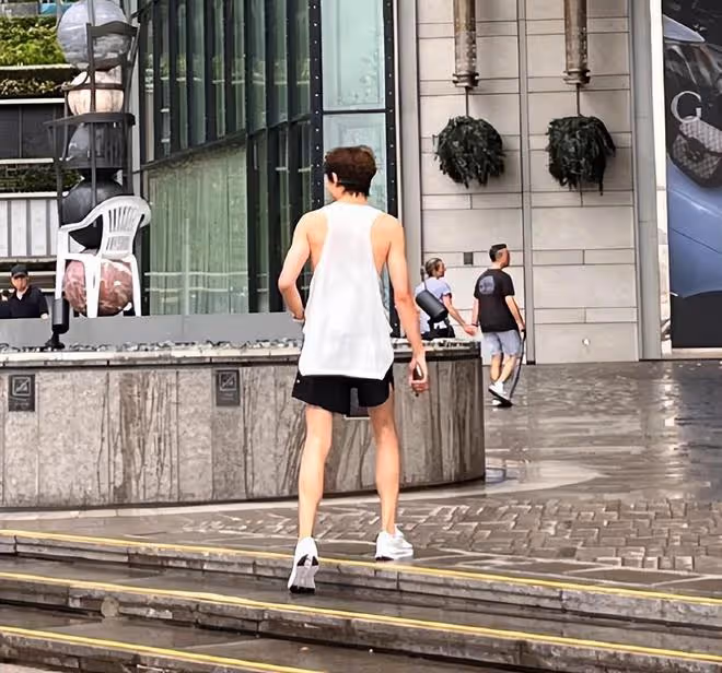 林更新在香港冒雨跑步，又高又瘦很自律，腿上有一塊淤青 ​​​