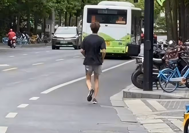 林更新在香港冒雨跑步，又高又瘦很自律，腿上有一塊淤青 ​​​