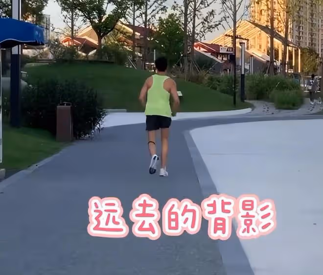 林更新在香港冒雨跑步，又高又瘦很自律，腿上有一塊淤青 ​​​