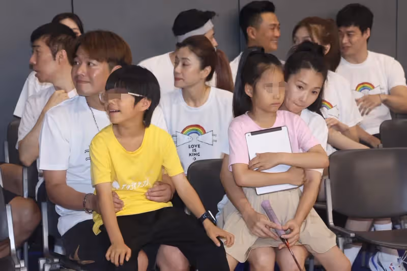 六月鬧婚變後首露面　身邊李易吐真心話「要分開會跟大家講」