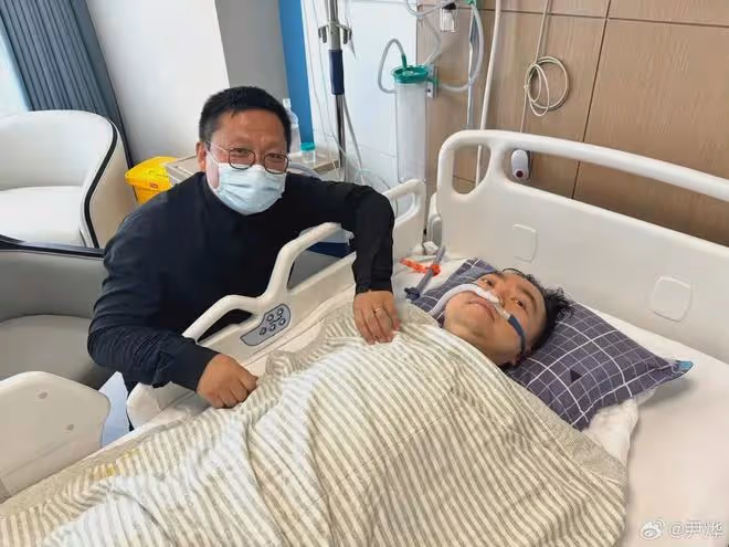 尹燁再回應黑粉，曬蔡磊5月在ICU病房的照片，稱其差點氣切出不來