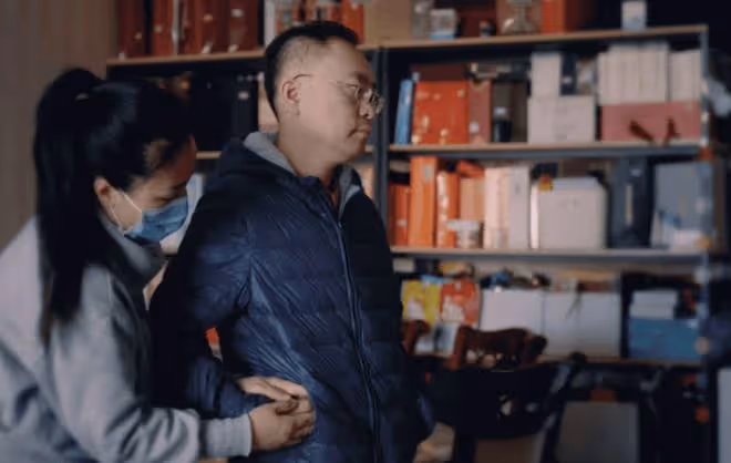 尹燁再回應黑粉，曬蔡磊5月在ICU病房的照片，稱其差點氣切出不來