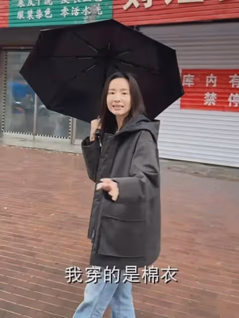 董潔現身哈爾濱居民區吃冷麵，不嫌棄塑料袋子套碗，連湯都喝完了