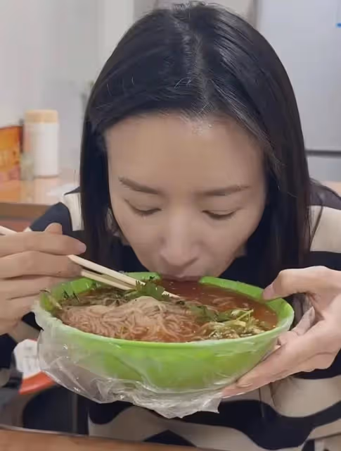 董潔現身哈爾濱居民區吃冷麵，不嫌棄塑料袋子套碗，連湯都喝完了