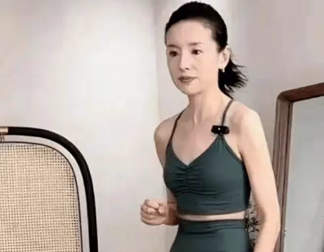 董潔現身哈爾濱居民區吃冷麵，不嫌棄塑料袋子套碗，連湯都喝完了