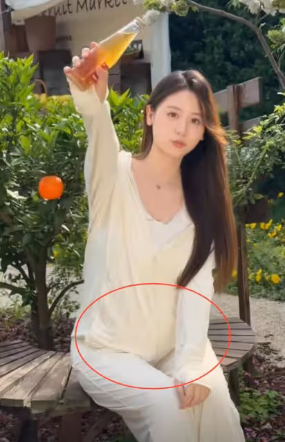網紅一栗小莎子官宣產子，產床上抱孩子合影好少女，老公照片曝光