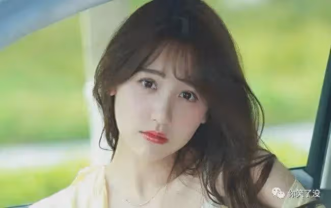 網紅一栗小莎子官宣產子，產床上抱孩子合影好少女，老公照片曝光
