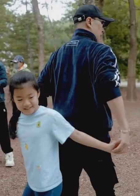 汪峰兒童節參加女兒學校運動會,8歲醒醒長腿搶鏡,模樣超像爸爸