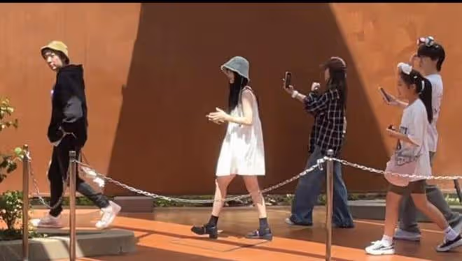 王思聰游大阪環球影城,近照憔悴黑眼圈重,一雙鞋子4萬顯廉價