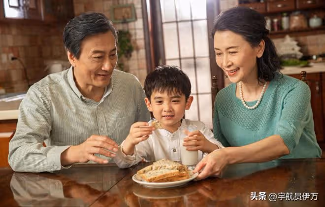 丈母娘來我家住十二天,樓上卻突然傳出動靜,而外孫的話讓人震驚